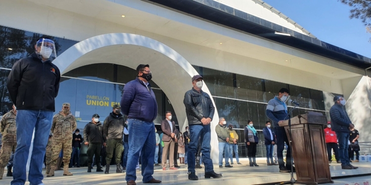 Las autoridades en la entrega del centro de aislamiento en Cochabamba
