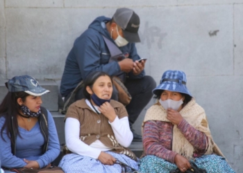 Ciudadanos en la ciudad de La Paz usan barbijos por Ley Municipal