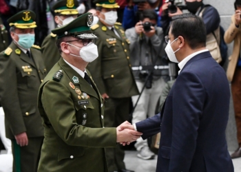 Arce posesiona a Johnny Aguilera como Comandante Policial | Foto Agencias