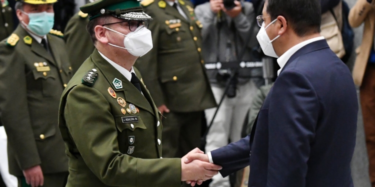 Arce posesiona a Johnny Aguilera como Comandante Policial | Foto Agencias