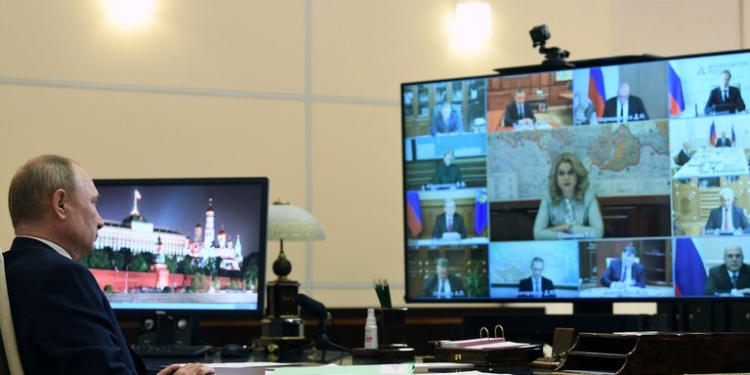 Médicos, especialistas y autoridades rusas advierten que el gobierno de Vladimir Putin intenta ocultar el verdadero impacto del coronavirus en Rusia (Sputnik/Alexei Nikolsky/Kremlin via REUTERS)