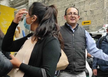 El precandidato a postularse por el MAS-IPSP en la fila para obtener sus antecedentes judiciales. (RRSS)