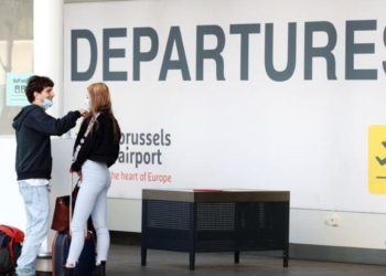 Pasajeros portando mascarilla a las puertas del Aeropuerto Internacional de Zaventem, cerca de Bruselas, Bélgica, el 15 de junio de 2020. REUTERS/Francois Lenoir