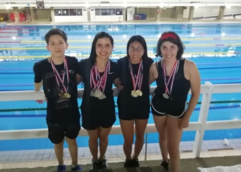 Karen Torrez y Daniela Aguilar (centro) arrasan en el Campeonato Open de Natación