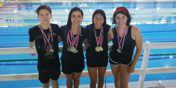Karen Torrez y Daniela Aguilar (centro) arrasan en el Campeonato Open de Natación