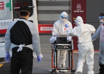 Médicos llevan a un infectado del covid-19 al hospital en Seúl, Corea de Sur / YONHAP (EFE)
