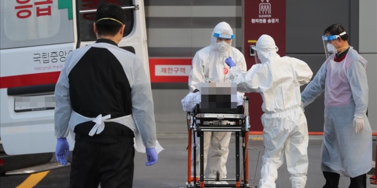 Médicos llevan a un infectado del covid-19 al hospital en Seúl, Corea de Sur / YONHAP (EFE)