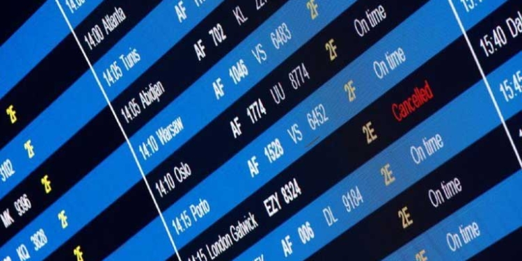 Un tablero de salidas muestra un vuelo cancelado de París a Londres Gatwick en el aeropuerto de París Charles de Gaulle en Roissy, cerca de París, Francia, 21 diciembre 2020. REUTERS/Gonzalo Fuentes
