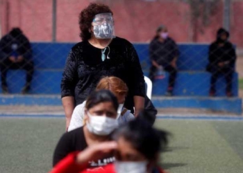 Gente espera su turno en un centro de pruebas de la enfermedad coronavirus (COVID-19) en Lima, Perú. 31 de octubre de 2020. REUTERS/Sebastián Castañeda