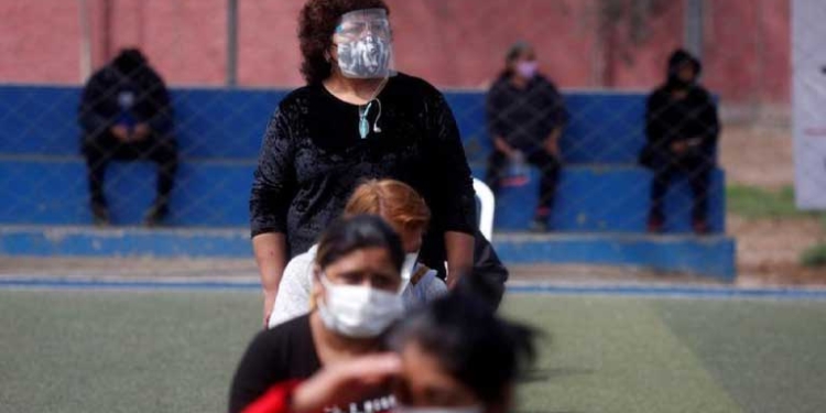 Gente espera su turno en un centro de pruebas de la enfermedad coronavirus (COVID-19) en Lima, Perú. 31 de octubre de 2020. REUTERS/Sebastián Castañeda