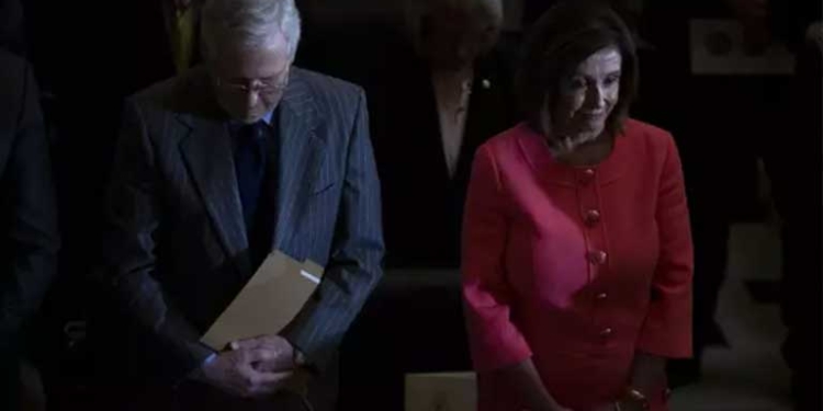 El líder de la mayoría republicana en el Senado estadounidense, Mitch McConnell, y la presidenta de la Cámara de Representantes, Nancy Pelosi