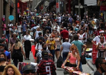 Foto de archivo ilustrativa de una multitud caminando por una calle comercial en Sao Paulo. Dic 15, 2020. REUTERS/Amanda Perobelli