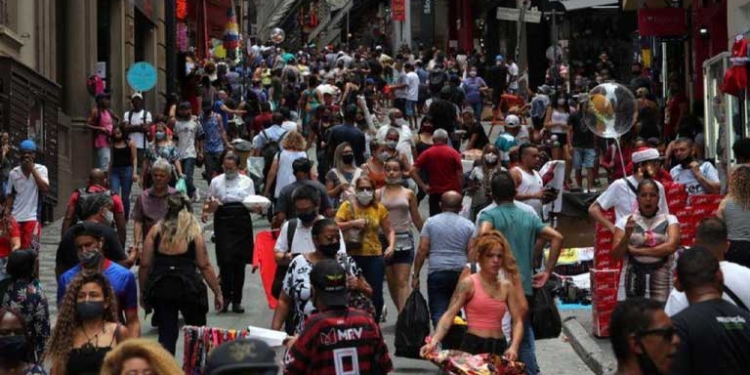 Foto de archivo ilustrativa de una multitud caminando por una calle comercial en Sao Paulo. Dic 15, 2020. REUTERS/Amanda Perobelli