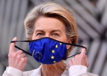 La presidenta de la Comisión Europea, Ursula von der Leyen, se coloca una mascarilla con la bandera de la UE en Bruselas, Bélgica. Deciembre 10, 2020. John Thys/Pool via REUTERS