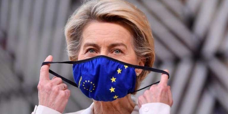 La presidenta de la Comisión Europea, Ursula von der Leyen, se coloca una mascarilla con la bandera de la UE en Bruselas, Bélgica. Deciembre 10, 2020. John Thys/Pool via REUTERS