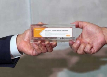 Una caja de Sinovac de China, una posible vacuna contra la enfermedad del coronavirus (COVID-19), durante una conferencia de prensa en el Instituto Butantan en Sao Paulo, Brasil. 9 de noviembre de 2020. REUTERS/Amanda Perobelli