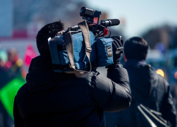 Un periodista cubre una moviización.