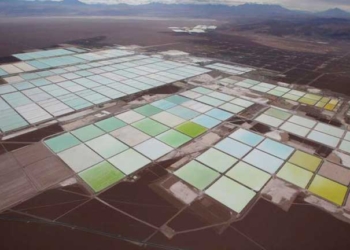 Vista aérea de las piscinas de salmuera de la mina de litio de SQM en el desierto de Atacama. Ene 10, 2013. REUTERS/Ivan Alvarado