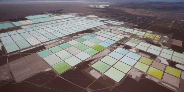 Vista aérea de las piscinas de salmuera de la mina de litio de SQM en el desierto de Atacama. Ene 10, 2013. REUTERS/Ivan Alvarado