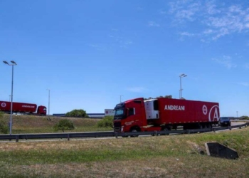 Camiones del servicio logístico Andreani transportan neveras portátiles con dosis de la vacuna Sputnik V contra la enfermedad del coronavirus (COVID-19), en Buenos Aires, Argentina. Dec 24, 2020. REUTERS/Agustin Marcarian