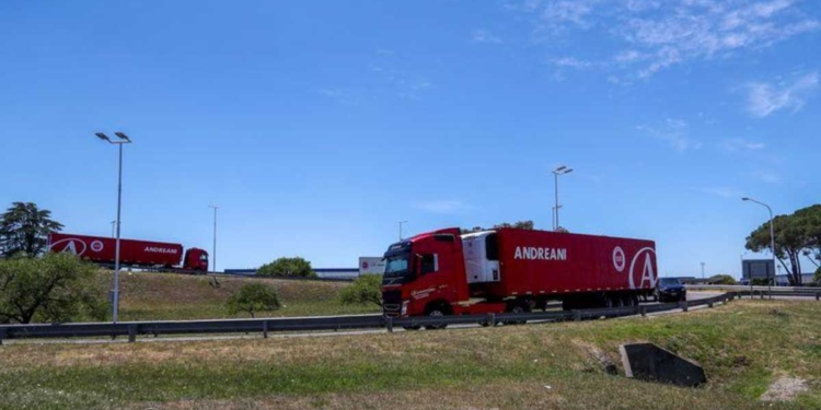 Camiones del servicio logístico Andreani transportan neveras portátiles con dosis de la vacuna Sputnik V contra la enfermedad del coronavirus (COVID-19), en Buenos Aires, Argentina. Dec 24, 2020. REUTERS/Agustin Marcarian