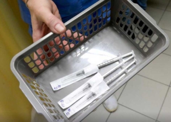 Un trabajador sanitario lleva una bandeja con dosis preparadas de la vacuna anti-COVID-19 de Pfizer-BioNTech al Hospital Central de Del-Pest, en Budapest, Hungría, 26 de diciembre de 2020. Szilard Koszticsak/Pool via REUTERS