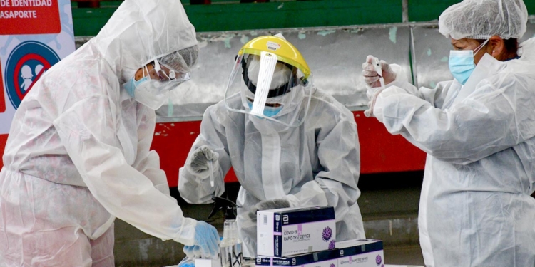 Los médicos estudian los exámenes de los pacientes COVID-19. APG