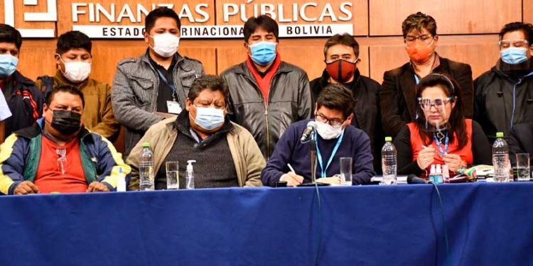 Acuerdo sobre pago de créditos bancarios entre el Gobierno y un sector de Transporte | Foto: ABI