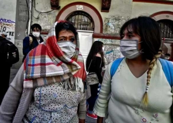 Dos mujeres con mascarilla en La Paz, Bolivia | Foto: Christian Lombardi