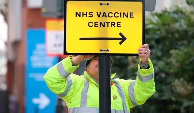 Cartel de centro de vacunación en Londres - Yui Mok/PA Wire/dpa