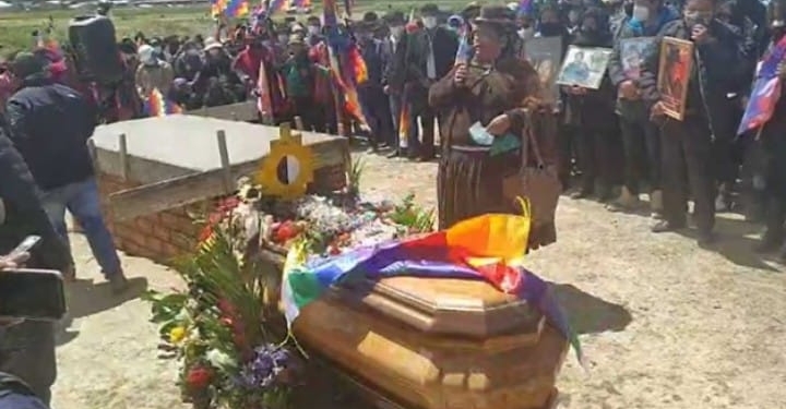 Entierro de Felipe Quispe Huanca en la comunidad Chijilaya | Foto: RRSS