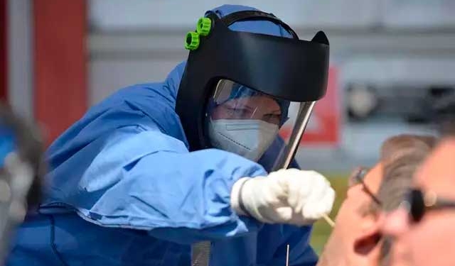 Trabajadora sanitaria realizando un test de COVID-19. - Harald Tittel/dpa
