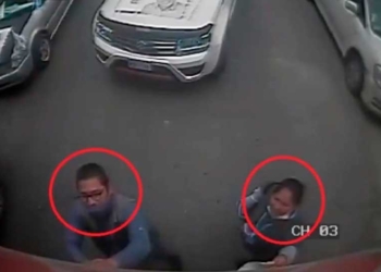 Simpatizantes de Dockweiler pegando propaganda política en un bus Pumakatari