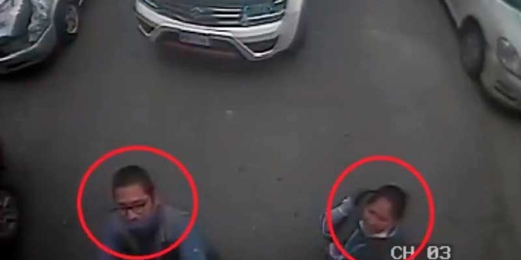 Simpatizantes de Dockweiler pegando propaganda política en un bus Pumakatari