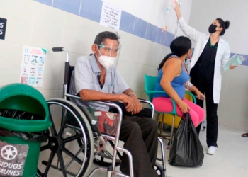 Pacientes son atendidos en los pasillos del Hospital El Bajío hoy, en la ciudad de Santa Cruz Bolivia (Bolivia). EFE/ Juan Carlos Torrejon