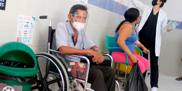 Pacientes son atendidos en los pasillos del Hospital El Bajío hoy, en la ciudad de Santa Cruz Bolivia (Bolivia). EFE/ Juan Carlos Torrejon