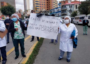 El personal del Hospital Obrero de La Paz realizó este martes un mitin de protesta | Foto: E. Noticias