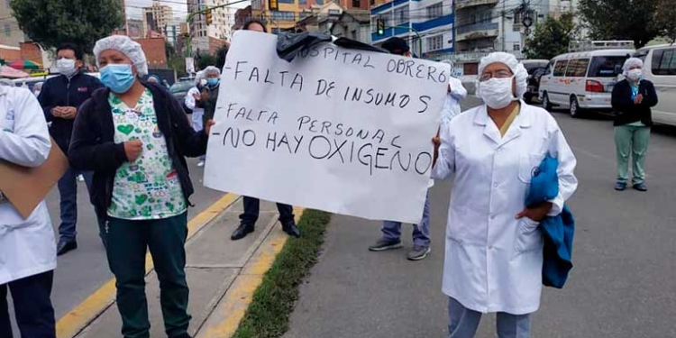 El personal del Hospital Obrero de La Paz realizó este martes un mitin de protesta | Foto: E. Noticias