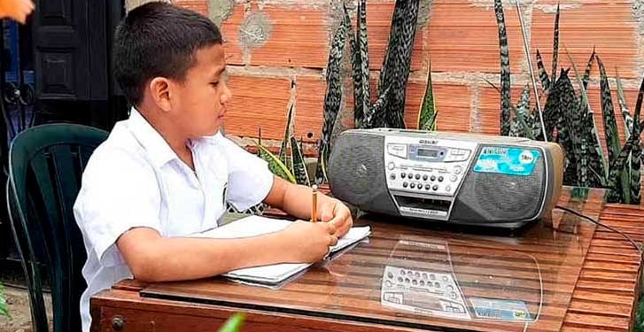 Las radios transmitirán programas elaborados por el Ministerio de Educación. | Foto: ABI