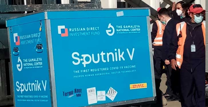 Arribo del primer lote de 20.000 dosis de la vacuna rusa Sputnik V al aeropuerto internacional de El Alto | Foto: ABI