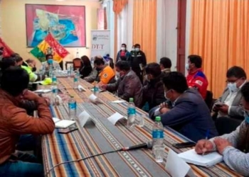 Transportistas de La Paz se reúnen con el Gobernador Felix Patzi