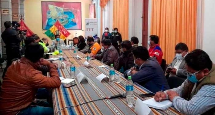 Transportistas de La Paz se reúnen con el Gobernador Felix Patzi