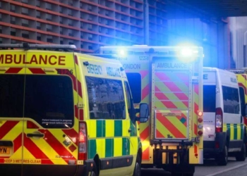Ambulancias en el Royal London Hospital en medio de la pandemia de coronavirus. Ene 5, 2021. REUTERS/Hannah McKay