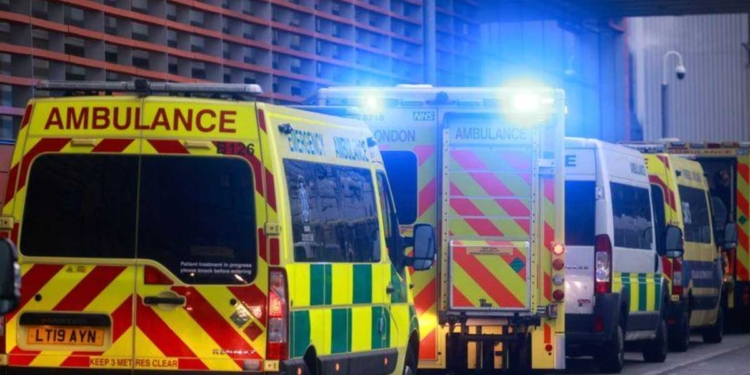 Ambulancias en el Royal London Hospital en medio de la pandemia de coronavirus. Ene 5, 2021. REUTERS/Hannah McKay