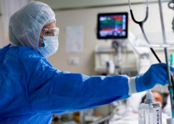Una trabajadora sanitaria atiende a un paciente en la unidad de cuidados intensivos (UCI) del hospital Emergencias de Villa El Salvador, durante el brote de la enfermedad por coronavirus (COVID-19), en Lima, Perú. 22 de diciembre de 2020. | Foto REUTERS/Ángela Ponce