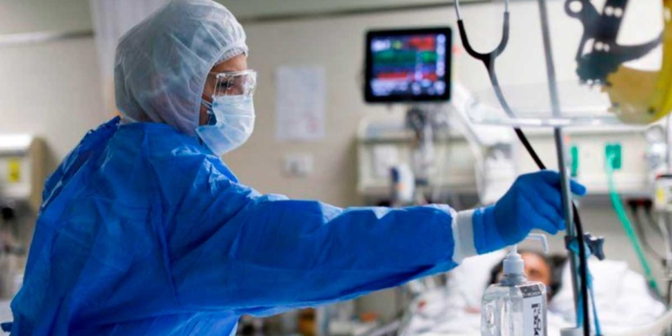 Una trabajadora sanitaria atiende a un paciente en la unidad de cuidados intensivos (UCI) del hospital Emergencias de Villa El Salvador, durante el brote de la enfermedad por coronavirus (COVID-19), en Lima, Perú. 22 de diciembre de 2020. | Foto REUTERS/Ángela Ponce