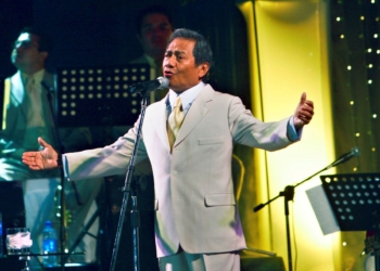 Armando Manzanero actuando en Nicaragua, en 2006. | Foto: AP/Esteban Felix
