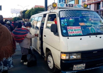 Minibus del transporte público en la ciudad de La Paz