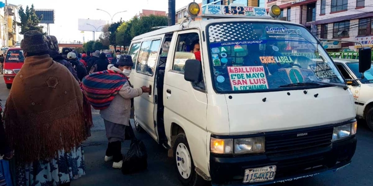 Minibus del transporte público en la ciudad de La Paz