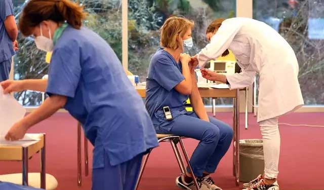 Vacunación de una trabajadora sanitaria contra el coronavirus en Alemania | Foto: Bernd Wüstneck/dpa-Zentralbild